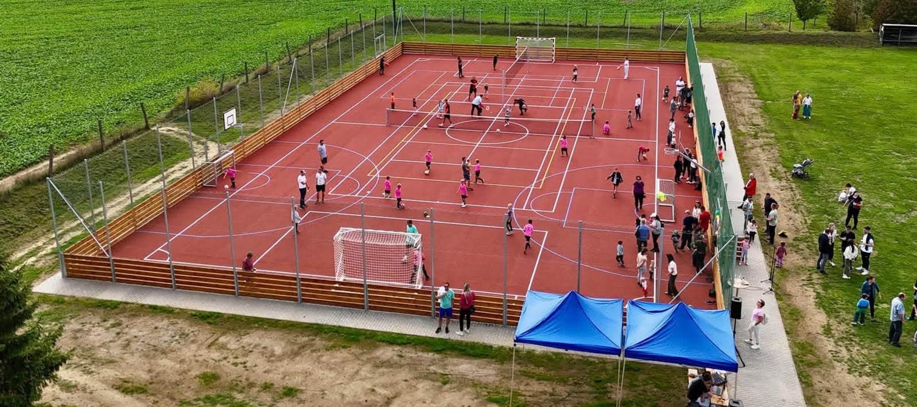 Tartanové hřiště pro fotbal, basket a tenis